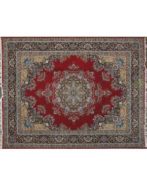 516-Espectacular alfombra persa Kirman. con cuerpo principal de color rojo. con un gran rosetón central. Decoración con profusión de ramilletes florales y