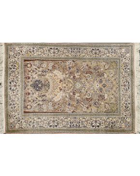 769-Alfombra de Cachemira. tejida a mano en seda. con diseño del Árbol de la Vida y motivos florales. Fondo en color beige. con decoración en tonos verdes