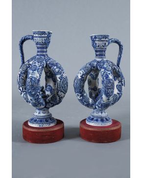 944-Pareja de originales jarras de cuatro cuerpos en cerámica vidriada alemana de Westwerwald. C. 1900. Decoración de motivos heráldicos. geométricos. veg