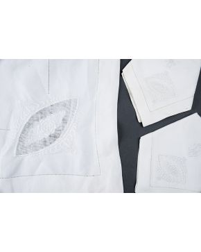 655-Mantelería de hilo en blanco bordada con detalles en filtiré formada por mantel. 12 servilletas de merienda y 12 comida.
