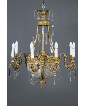 465-Lámpara de techo tipo globo con ocho brazos de luz en bronce dorado tomando formas vegetales con decoración de cuentas de cristal y pandelocas.