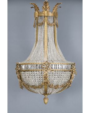 743-Juego de dos lámparas estilo Imperio con aplicaciones en bronce dorado a modo de guinaldas y palmetas en la parte superior. Decoración de cadenetas. p