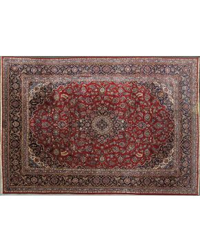 912-Monumental alfombra persa de palacio KESHAN. Triple medallón central sobre cuerpo principal de color rojo cubierto de flores. palmetas. y lacerías veg