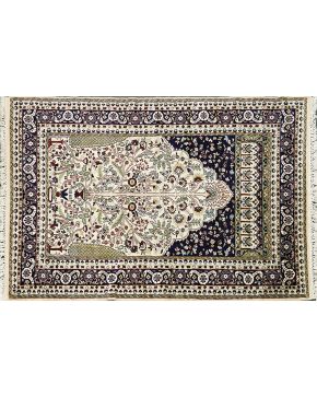 740-Excelente alfombra de oración pakistaní. Cuerpo principal de color marfil. con la precia del Árbol de la Vida. como motivo principal. Otros colores 