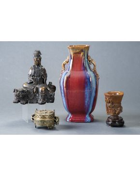 1145-Gran jarrón en cerámica China esmaltada Sangre de Toro con óxidos en manganeso y originales asas de salamadras. China ppios. s. XX