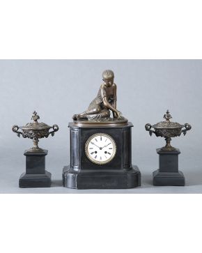701-Reloj de sobremesa Napoleón III con guarnición de copas en mármol negro y bronce pavonado. Francia. S. XIX. 