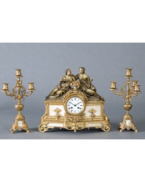 1053-Reloj francés de sobremesa en bronce dorado y alabastro con pareja de candelabros de cuatro luces en bronce dorado y porcelana esmaltada. 