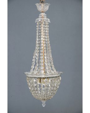 980-Pequeña lámpara de techo tipo globo en cristal tallado decorada con hileras de cuentas.