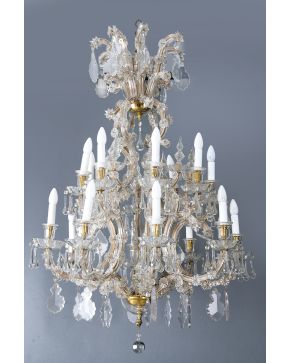 708-Gran lampara palaciega de techo de 16 luces en bronce dorado y cristal tallado y moldeado con aplicaciones de flores y estrellas y decoración de pande