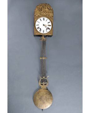 953-Reloj antiguo tipo Moret con esfera en latón relevado con decoración de escena ecuestre en paisaje. Con péndulo. pesas y llave. Esfera blanca con nume