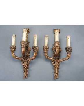 533-Pareja de apliques de tres luces estilo Luis XVI en madera tallada y dorada con decoración de flores y elementos vegetales. Brazos sogueados. Alguna f