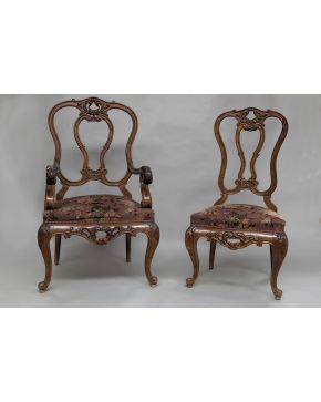 1026-Juego de seis sillas y dos butacas estilo inglés en madera tallada con respaldo calado y decoración vegetal. Tapicería floral.