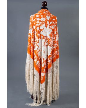 383-Mantón de Manila bordado en seda con grandes peonías color marfil sobre fondo naranja. Gran fleco de macramé. 
