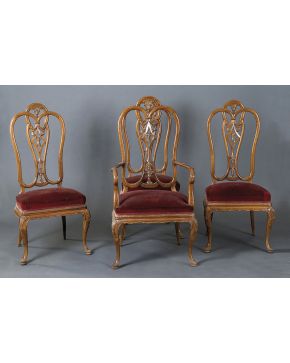 585-Juego de sillón y tres sillas Jorge II s. XIX en madera tallada con original respaldo calado. Tapizado en terciopelo granate.