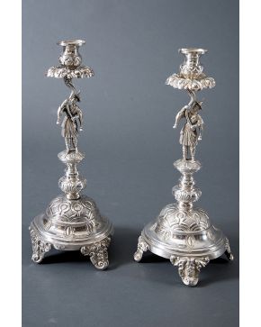 447-Pareja de originales candeleros en plata española punzonada con marcas de Barcelona. B y R y Galtes. Ss. XIX-XX. Originales fustes en forma de figuras