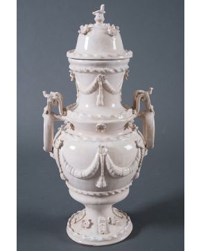 523-Gran jarrón en cerámica vidriada. Decoración aplicada de guirnaldas y flores y tapa rematada con figura de pájaro. S. XX. 