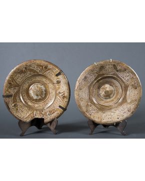 499-Lote formado por dos platos en cerámica de reflejo dorado de Manises. uno de ellos muy deteriorado con faltas. lañado y consolidado. s. XVI.
