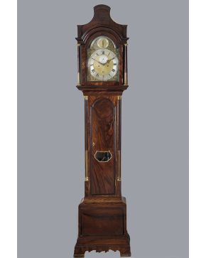 449-Reloj de pared inglés grandfather con caja en madera. Esfera en latón de perfil recortado con numeración romana en negro. Mecanismo de cuerda llave. C