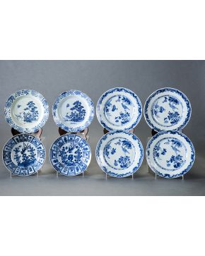 564-Juego de cuatro platos en porcelana china. Compañía de Indias. s.XIX. Decoración esmaltada en azul cobalto con  motivos de aves y flores.