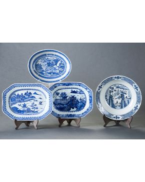 617-Lote formado por dos fuentes ochavadas y una fuente oval en porcelana china Compañía de Indias con decoración esmaltada en azul cobalto de paisejes or