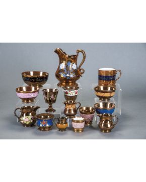 522-Lote de quince piezas en cerámica de reflejo metálico de Bristol. Inglaterra ff. s.XIX-ppios.sXX. Decoración pintada y esmaltada. Se compone de: seis 