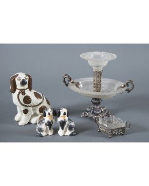 459-Lote de tres perros Spaniel en loza esmaltada de Staffordshire. S. XX. Dos de ellos pareja. 