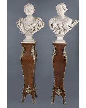 808-Pareja de bustos s. XIX. en mármol vestidos a la antigua. sobre pedestales. estilo Luis XV en madera tallada y aplicaciones de bronce dorado. 