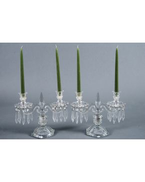 736-Pareja de candelabros de cristal moldeado de dos luces con decoración de cuentas y lágrimas colgantes. 