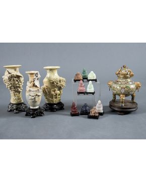 1092-Lote formado por tres jarrones de piedra de jabón con decoración de aves y paisaje en medio relieve. China. s. XX. Sobre peana.