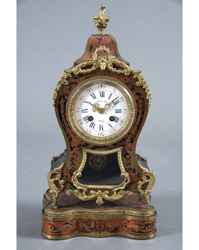 773-Reloj de sobremesa Napoleón III. con marquetería Boulle. Francia. S. XIX. Aplicaciones en bronce y frente en latón recortado con incrustaciones de car