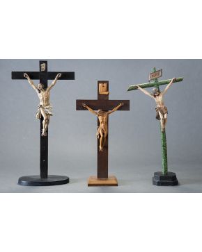 984-Lote formado por dos Cristos populares en madera tallada y policromada en sus cruces y con tres clavos.