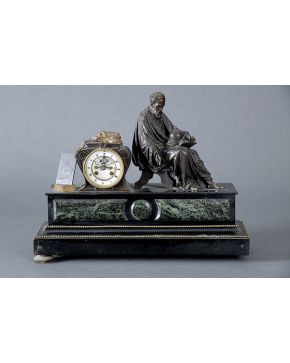 1041-Reloj de mesa Napoleón III en mármol verde y negro con figura de Galileo en bronce pavonado. Esfera blanca con numeración romana en negro. Mecanismo d