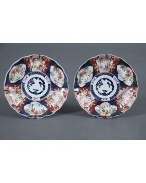 738-Pareja de platos en porcelana japonesa esmaltada Imari. Periodo Edo. s. XIX. Forma de loto y decoración tricolor de elementos vegetales y geométricos.