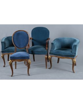 369-Lote formado por pareja de silloncitos. silla y butaca en madera tallada y dorada con patas terminadas en forma de voluta. Tapicería en terciopelo azu