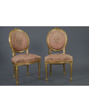 519-Pareja de sillas isabelinas en madera tallada y dorada con decoración trenzada. patas acanaladas y copete de rosas. Bella tapicería de flores sobre fo
