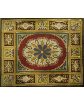 807-Gran alfombra de salón en lana de nudo español de la Real Fábrica de Tapices con firma Stuyck Madrid 1928. Elegante diseño neoclásico de medallón cent