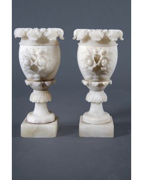 1109-Pareja de jarrones en alabastro con decoración floral y vegetal.