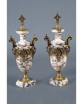 797-Pareja de cassolettes franceses. s.XIX. en mármol rosa veteado y bronce dorado. Decorativo friso central con roleos y hojas dispuesto sobre cuerpo gal