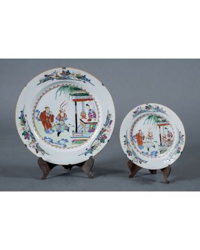 816-Pareja de platos en porcelana china esmaltada. Compañía de Indias. Dinastía Qing. s. XIX. Decoración de paisajes en el ala y personajes en el campo.