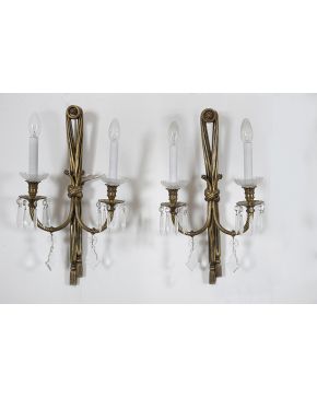 852-Pareja de apliques de dos luces en bronce dorado de elegantes formas sogueadas con aplicaciones de lágrimas. pandelocas. flores y platillos de cristal