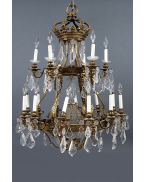 804-Gran lámpara de techo de 18 luces en bronce dorado con remate de corona y decoración de pandelocas y lágrimas de cristal. s. XIX.