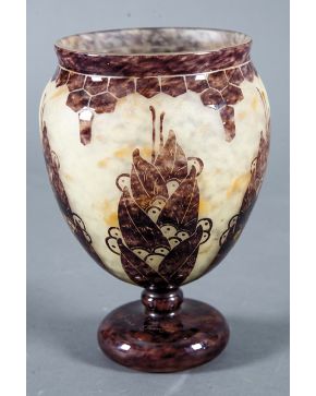 772-Centro Art Noveau en forma de copa de vidrio al camafeo con marcas de Le verre francais. 