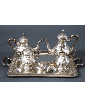 631-Juego de café y té en plata española punzonada con decoración de lengüetas y remate de bellota. sobre bandeja rectangular con asas.