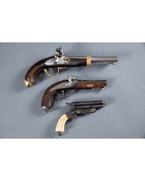 454-Magnífica pistola de pistón española con llave de muelle trasero y excelente decoración grabada a buril. cañón octogonal de gran calibre con empavonad
