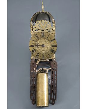 829-Reloj linterna en bronce dorado con esfera firmada Joseph Windmills - London. ff. s. XVII-pp.s. XVIII. Esfera grabada con numeración romana en negro y