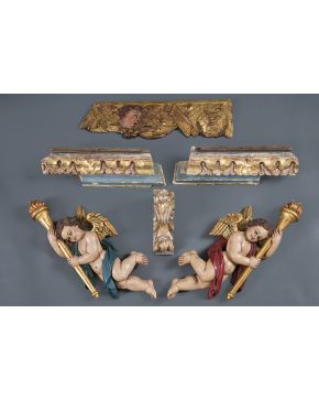 471-Lote formado por cuatro fragmentos de retablos barrocos en madera tallada y dorada. Con elementos vegetales y cabeza de angelito en relieve.