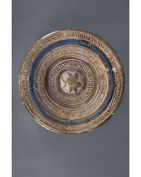 842-Plato en cerámica de reflejo metálico de Manises. Principios del S. XVII.