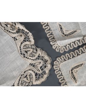 1081-Mantel en hilo color beige con encaje de Camariñas. con 12 servilletas. 