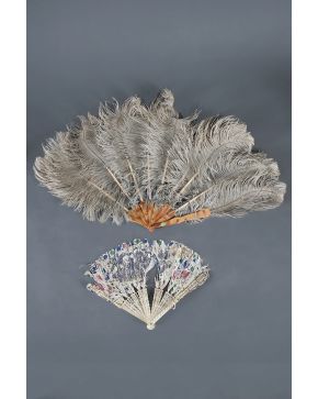 973-Lote de dos abanicos con paises de plumas. uno de ellos de marabú y el otro pintado con personajes orientales y flores. Con desperfectos. Varillajes d
