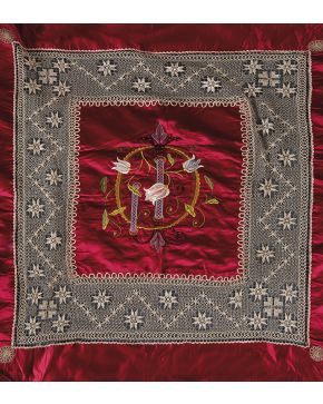 1137-Colcha en seda roja con cenefas de encaje y bordados gallegos en el centro.
